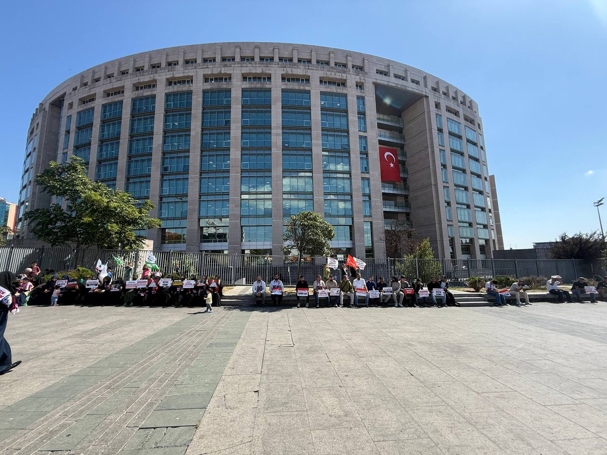 fharekeistanbul's tweet photo. İstanbul Furkan Hareketi olarak, hukuksuzca gözaltına alınan kardeşlerimiz için İstanbul Adliyesi önünde bekleyişimiz devam ediyor.

Kardeşlerimizi alana kadar buradan ayrılmayacağız.

Emniyet Suçişliyor
DinDüşmanıKomite IşBaşında https://t.co/6LeVYijQpK