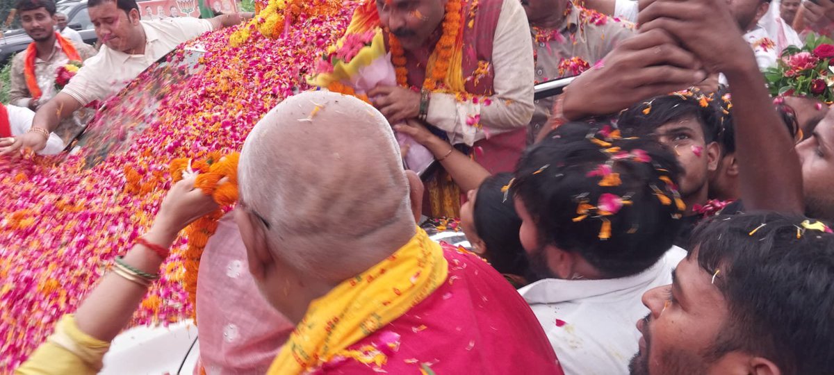 rolisinghbjp's tweet photo. भारतीय जनता पार्टी के नवनियुक्त राष्ट्रीय महामंत्री एवं बस्ती के लोकप्रिय पूर्व सांसद, असम राज्य प्रभारी मा. श्री हरीश द्विवेदी जी का बस्ती जनपद की सीमा घघौवा में भव्य स्वागत एवं अभिनंदन किया।
Harish Dwivedi 
#Narendra_Modi #MYogiAdityanath
 #JPNadda #NitinNabin https://t.co/Zk0CXurHd5