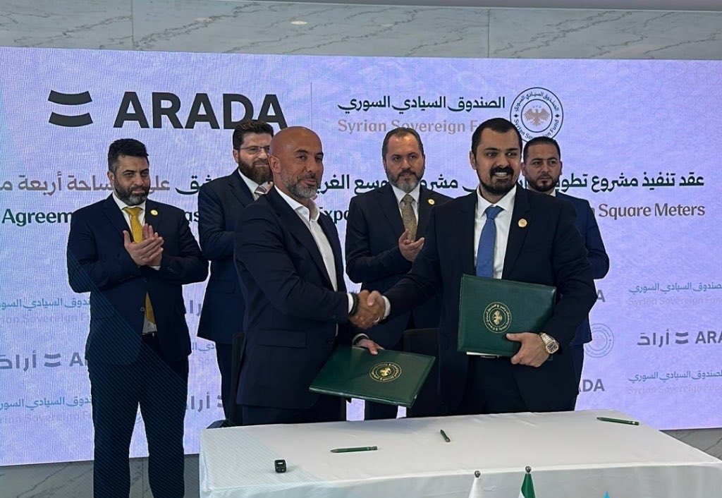 ivarmm's tweet photo. 🔹الصندوق السيادي السوري يوقع عقد مع مجموعة "أرادَ" الإماراتية لتطوير مدينة متكاملة على مساحة 4 ملايين متر مربع في دمشق الجديدة بقيمة إجمالية تقدر بنحو 7 مليارات دولار أميركي

- المشروع يقع قرب منطقة المزة على هضبة تبعد نحو 10 دقائق عن مركز مدينة دمشق 25 دقيقة من مطار دمشق الدولي

- يحتوي المشروع على حديقة عامة رئيسية بمساحة 700,000 متر مربع وسيوفر مجتمعاً متكاملاً يضم 11 ألف وحدة سكنية

- تتضمن المدينة شققاً وفللاً وتاون هاوس ووحدات سكنية ذات علامات تجارية و500 غرفة فندقية و1,000 شقة فندقية ومرافق تعليمية تستوعب 5,000 طالب ومستشفى مؤلفاً من 300 سرير

- تضم المدينة أيضاً مبان مخصصة للمكاتب ومساحات تجارية للشركات الخدمية ومنافذ بيع لتجارة التجزئة وحدائق ومناطق ترفيهية واسعة ومبان للخدمات الحكومية وغيرها من المرافق التي تخدم الحياة اليومية للمجتمع

- المشروع يتوافق مع أولويات إعادة الإعمار الوطنية وأهداف التنمية الشاملة للبلاد

- العمل جار مع المجموعة حالياً على تحديد مواقع إضافية للتطوير في جميع أنحاء سوريا