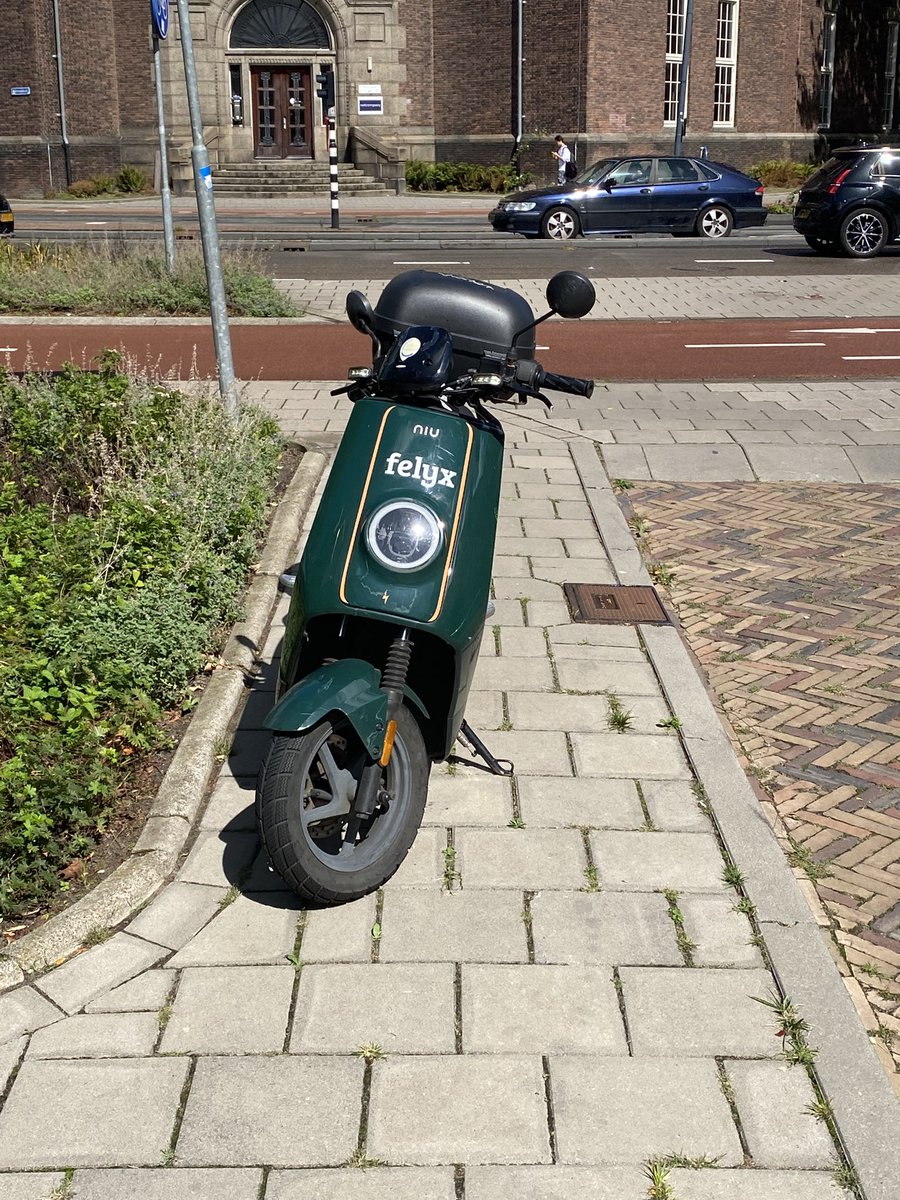 PieterStienstra's tweet photo. Ze tieren weer welig, de #strooifietsen en #dumpscooters. Is er relatie met nieuw studiejaar? Wat waren ook alweer de parkeer #spelregels @GemeenteDelft? En hoe voeden we de jongste generatie tijdelijke #Delftenaren op? Misschien #studenten clubs aanspreken? https://t.co/LhrbfphQKE