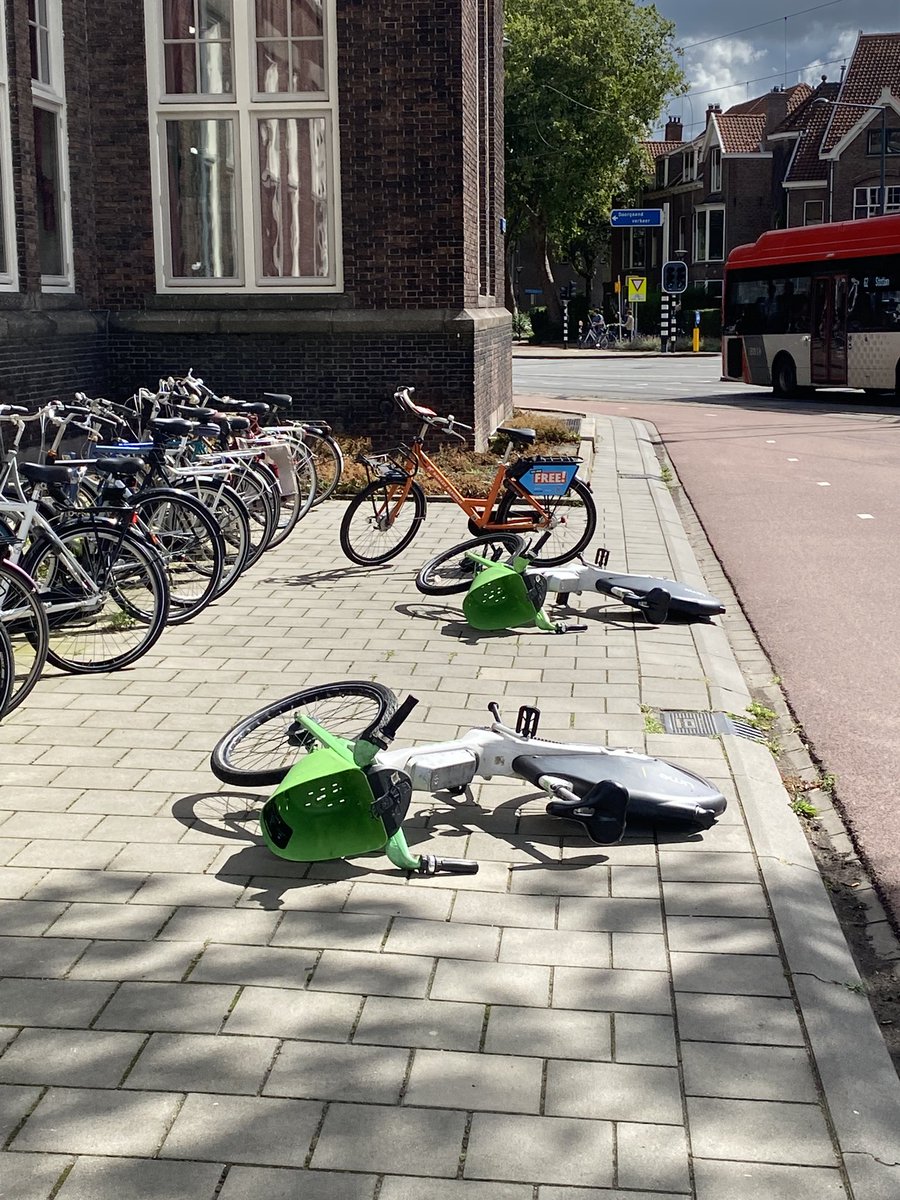PieterStienstra's tweet photo. Ze tieren weer welig, de #strooifietsen en #dumpscooters. Is er relatie met nieuw studiejaar? Wat waren ook alweer de parkeer #spelregels @GemeenteDelft? En hoe voeden we de jongste generatie tijdelijke #Delftenaren op? Misschien #studenten clubs aanspreken? https://t.co/LhrbfphQKE