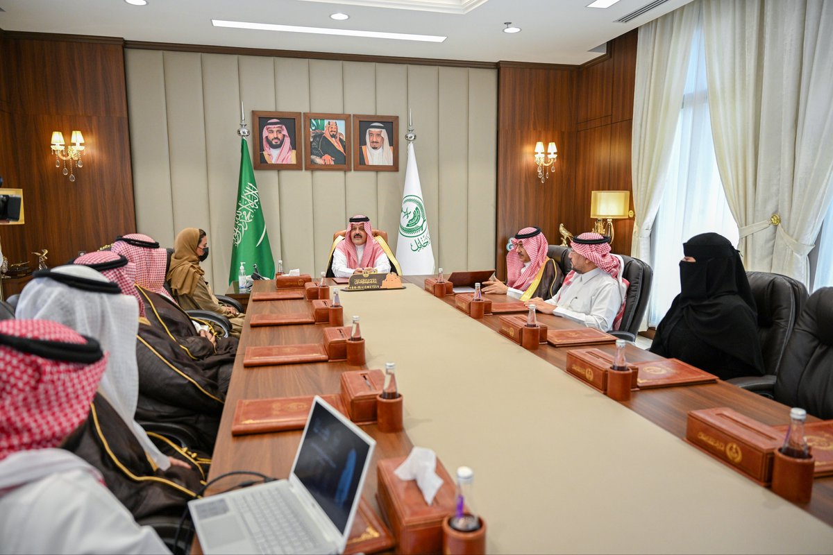 emara_hail's tweet photo. سمو #أمير_منطقة_حائل يعقد اجتماعاً مع نائب رئيس مجلس الأمناء بمؤسسة الأميرة صيتة بنت عبدالعزيز صاحبة السمو الأميرة جواهر بنت تركي بن عبدالله بن محمد بن سعود الكبير والوفد المرافق لها جرى خلاله مناقشة سبل التعاون لتطوير مدينة الحجاج بالمنطقة بحضور سعادة وكيل الإمارة أ.علي آل عامر. https://t.co/FqPMXIrQSm