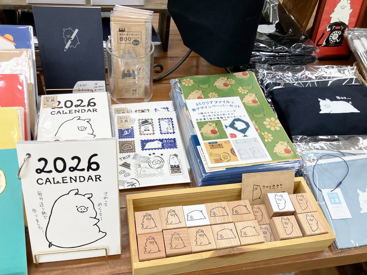 maegami_27's tweet photo. ＼　名古屋にBUTA文具　／
なんと、ハンズ名古屋店さん閉店の1月11日まで文具売場にBUTA文具を置かせていただけることになりました✨
限定販売中の豚キャンバスも登場しております！期間中、新作や原画も置かせていただこうとたくらんでま��っぜひよろしくお願いします(੭ु´･ω･`)੭ु⁾⁾
＃文具日和 https://t.co/LYqfCWNJbB