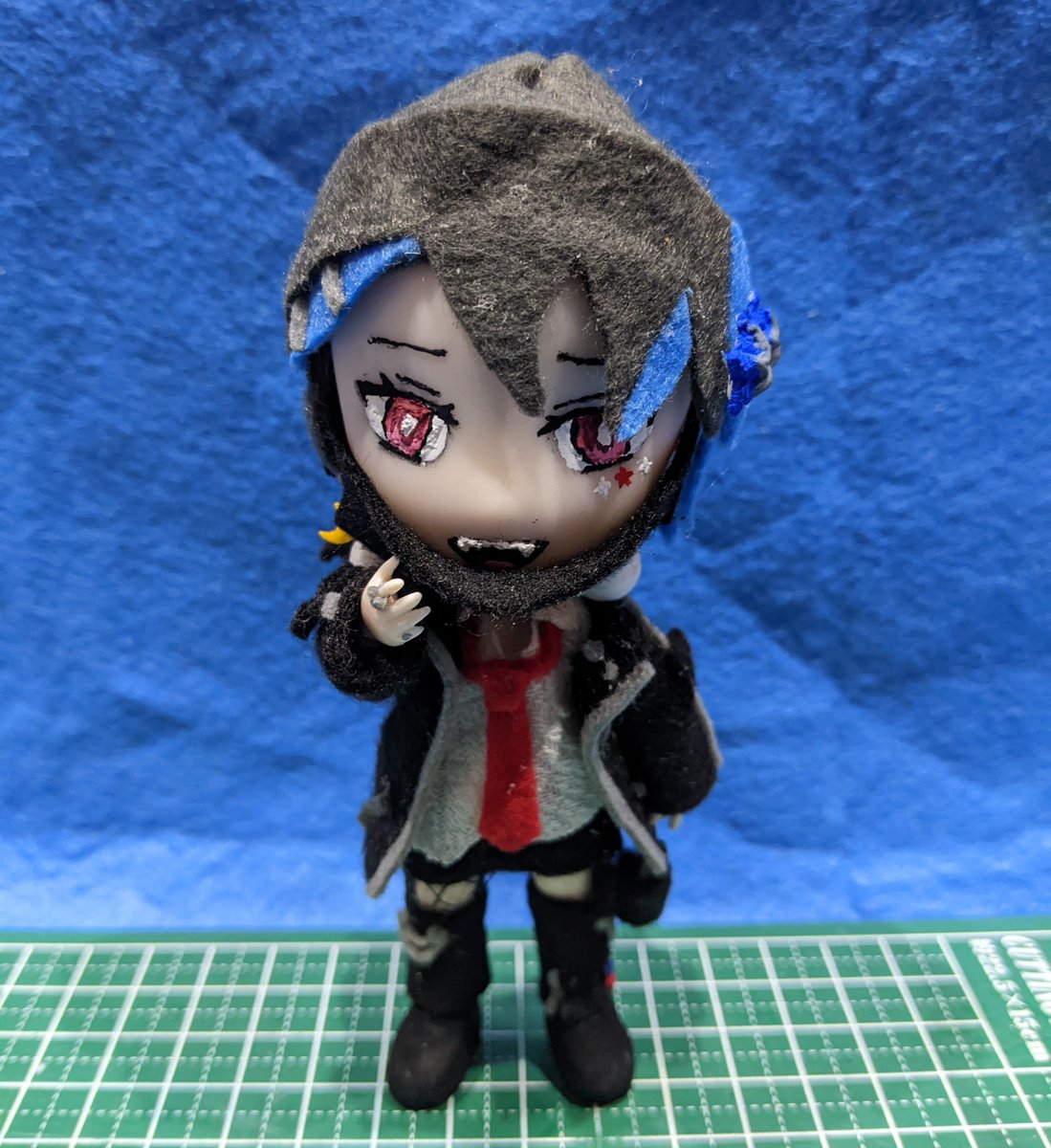 v78479's tweet photo. 「夜月りつさんのヴァンパイアver」を作りました！
MVでは横顔のみだったので、反面は勘で作ってます。ディフォルメして作ったのですが、パーツが小さすぎて物理的な制約が凄かったです…。でも顔は結構頑張りました！
動画のURLです↓
https://t.co/sCUNN5P1T8

#よづき美術館 #ヴァンパイア https://t.co/tiPXTkdNwR
