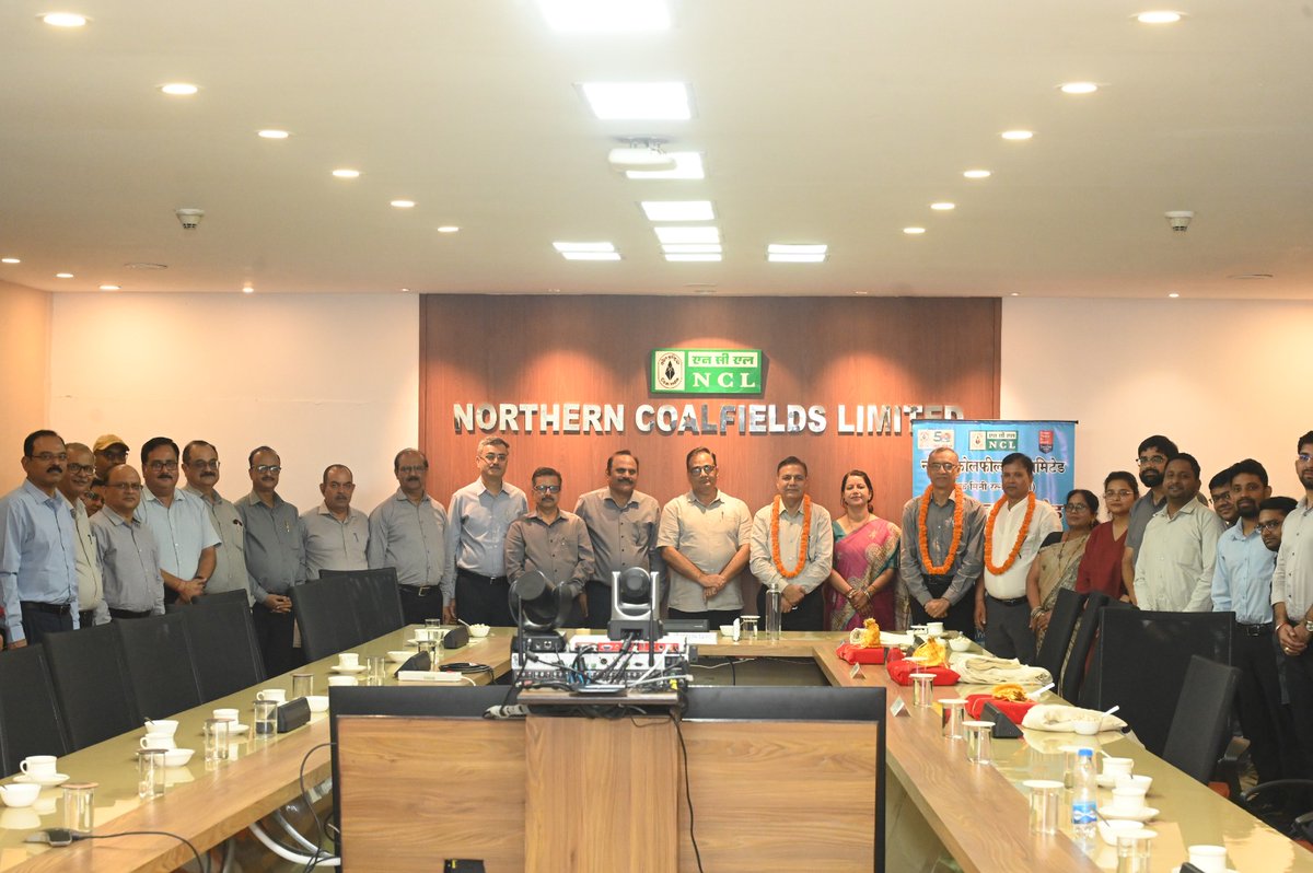 NCL_SINGRAULI's tweet photo. सोमवार को एनसीएल से अगस्त माह के अंत में  6 अधिकारी और 25 कर्मचारी सहित कुल 31 कर्मी सेवानिवृत्त हुए। इस अवसर पर एनसीएल मुख्यालय में सेवानिवृत्त कर्मियों के सम्मान में अभिनंदन समारोह का आयोजन किया गया। मुख्यालय से महाप्रबंधक (सामग्री प्रबंधन), श्री ज्ञानेश्वर नाथ, महाप्रबंधक (उत्खनन), श्री शुभाशीष राय और सहायक पर्यवेक्षक, परिवहन  (लाइट व्हीकल विभाग), श्री नागेश्वर रजक  सेवानिवृत्त हुए।

अभिनंदन समारोह के दौरान एनसीएल निदेशक (तकनीकी), श्री आशुतोष द्विवेदी, मुख्यालय से महाप्रबंधक एवँ विभागाध्यक्षगण, अधिकारी, कर्मचारी तथा सेवानिवृत कर्मियों के परिजन उपस्थित रहे।

इस दौरान अपने उद्बोधन में निदेशक (तकनीकी), श्री आशुतोष द्विवेदी ने सेवानिवृत्त कर्मियों के योगदान की सराहना की। उन्होने सेवानिवृत्त हो रहे कर्मियों की विदाई को कंपनी के लिए एक अपूर्णीय क्षति बताया और उनके सुखद एवं स्वस्थ भविष्य की मंगल कामना की।

विदाई के इस भावुक क्षण में सेवानिवृत्त कर्मियों ने भी अपने सेवाकाल के अनुभव साझा किए। उन्होंने एनसीएल और कोल इंडिया परिवार के प्रति आभार जताया एवं कंपनी  की उत्तरोत्तर प्रगति और उज्ज्वल भविष्य की कामना की।

एनसीएल की विभिन्न परियोजनाओं एवं इकाइयों में भी सेवानिवृत्त होने वाले कर्मियों के सम्मान में विदाई एवं अभिनंदन समारोह आयोजित किए गए।

#MyNCL #CoalIndia