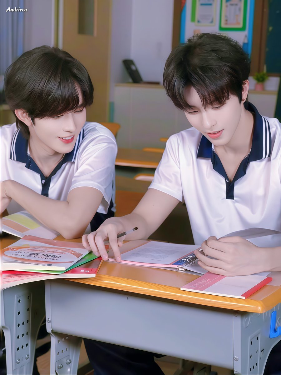 andrieea_'s tweet photo. Studying together, sharing simple moments in the classroom, and supporting each other. These are the days we'll treasure forever 🤍

#XingQiu #星邱 https://t.co/LFouAssqpH