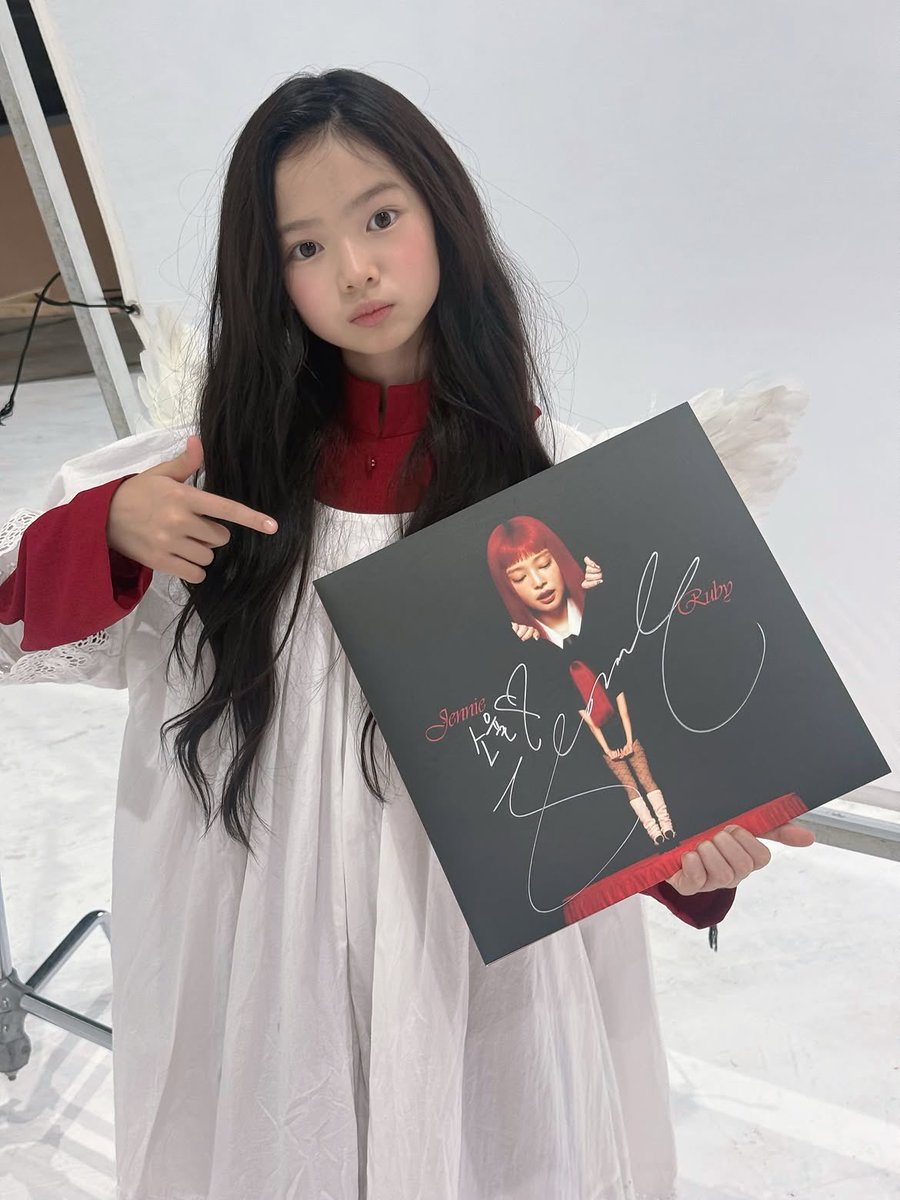 tjruby_'s tweet photo. เจนนี่กับน้องโซยูล ในกองถ่าย mv fallen angel คุณแม่น้องบอกว่าวันนั้นซีนของโซยูลถ่ายเสร็จแล้วกำลังจะบอกลากลับบ้านกัน แต่เจนนี่กลับบอกให้รอแป๊บนึง แล้วเจนนี่ก็นำช่อดอกไม้และของขวัญทั้งไซน์ไวนิลและไซน์อัลบั้ม Ruby มาให้น้องด้วยตัวเองเลย คุณแม่น้องบอกว่าตอนนั้นพวกเรามีแค่เจลลี่มอบให้เจนนี่ แต่เจนนี่ก็ทำเสียงน่ารักบอกว่า “ชอบมากเลยค่ะ ไว้เจอกันพรุ่งนี้นะคะ” คุณแม่บอกตอนนั้นพวกเราใจเต้นแรงมากเลยละเสียดายที่ถ่ายคลิปออกมามืด 🥺💕