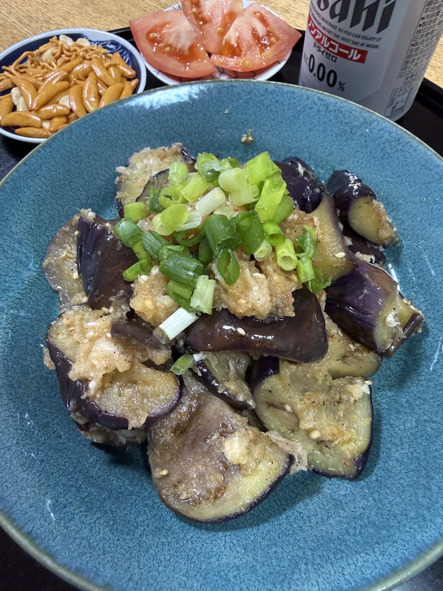 motohikosaitoH's tweet photo. 今夜は、再び「ナスの和え物」を作りました。今回は、神戸市西区産のナスです。少し傷ありということで、4本で110円とお得な価格でした。普段から、スーパー等での野菜の見切り品コーナーは、よくチェックしています。一口サイズに切ったナスをさっと炒め、ごま油・醤油・お酢などで和えて、大根おろしを加えました。さっぱりとして、美味しくいただきました。
実は、神戸市には西区や北区を中心に農業地域が広がり、都市近郊農業が盛んです。皆様も、ぜひ地元で採れた新鮮な旬の野菜を味わっていただければと思います。