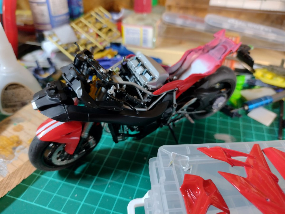 217nyon's tweet photo. さて、仮面ライダードライブにバイクを作ろう企画（いつの間にか名前が😸）
失敗もあったけど、なんとか白ラインが塗れました！ちゃんとクリアも吹いたお✌️
パーツ組み込みちう！ https://t.co/9C6gL3e2lB