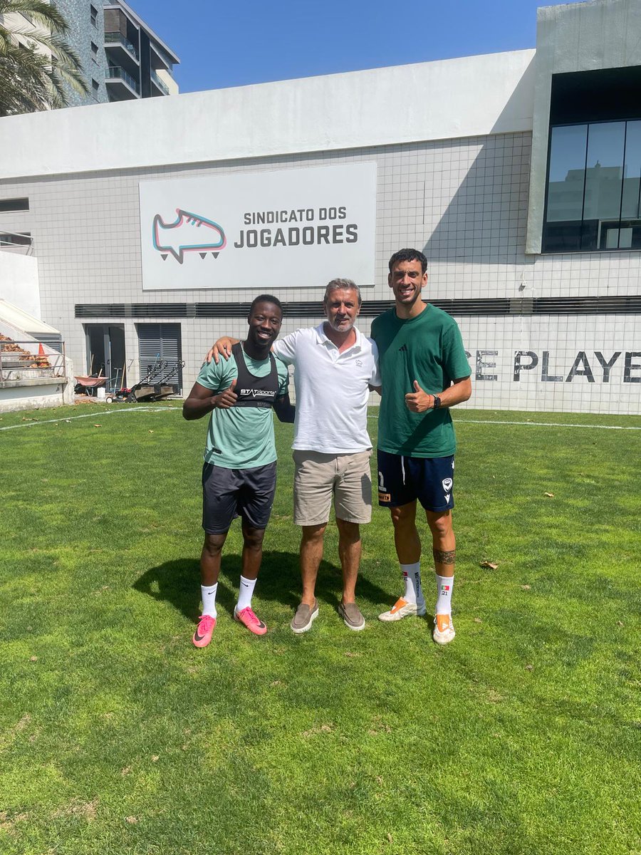 sjpf_pt's tweet photo. O defesa central Roderick Miranda e o extremo Carlos Mané estiveram no Campus do Jogador, em Odivelas, a preparar a nova época.
José Carlos, diretor do Campus do Jogador, recebeu os dois futebolistas nas instalações do @sjpf_pt.
#RoderickMiranda
#CarlosMané
#CampusdoJogador https://t.co/sTJnGMZ7cC