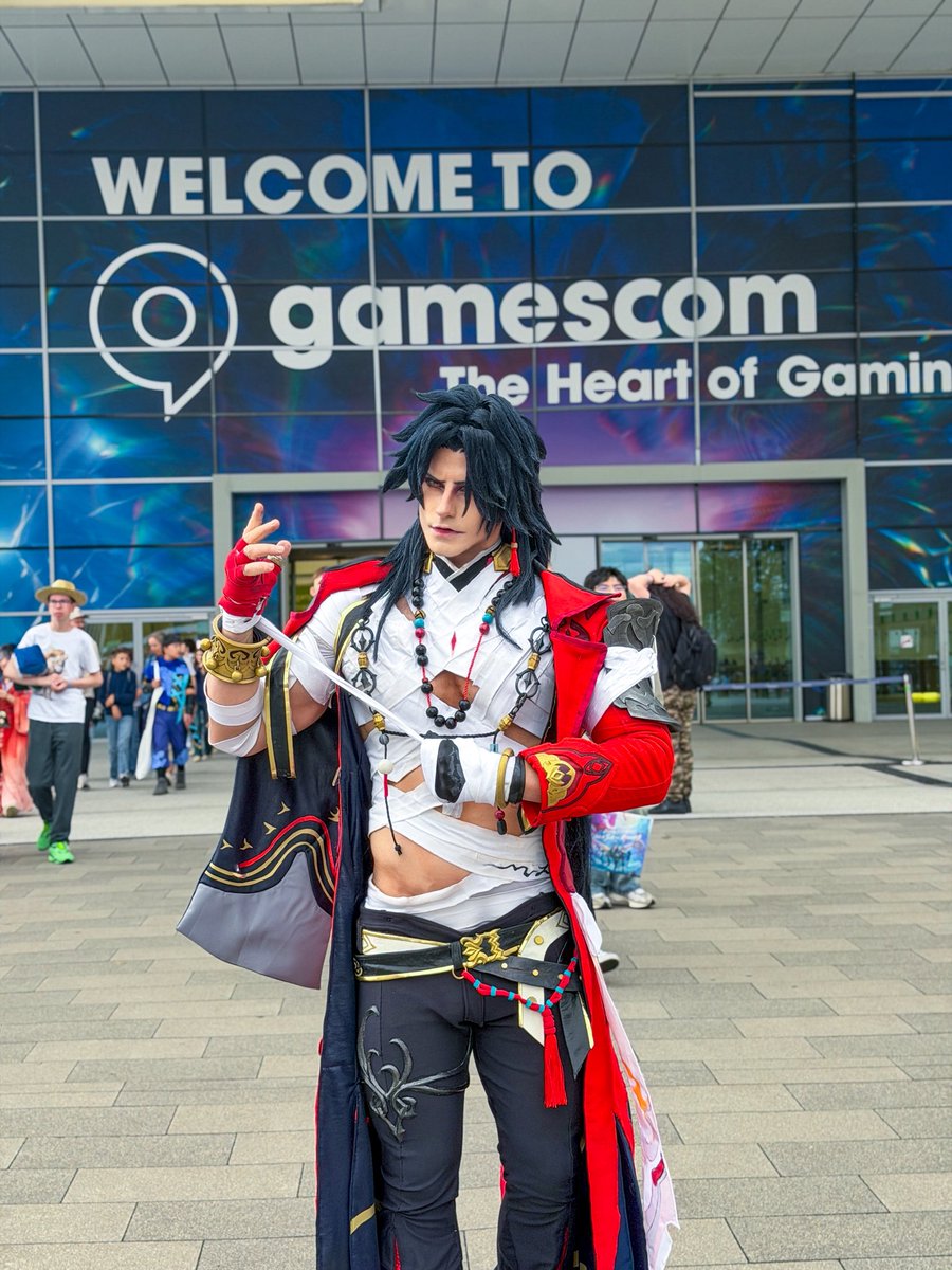 Taryn_Cosplay's tweet photo. LEFT or RIGHT...? 👀
#Gamescom2026 #TravelAcrossHoYoVerse https://t.co/EubUQRf35H