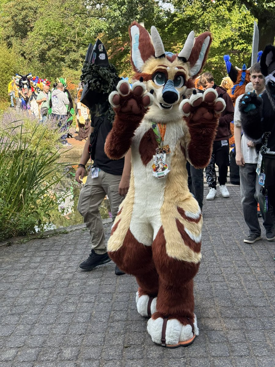 AxelValeHyb's tweet photo. You thought I was done with parade pictures? 👀
Nope. Here’s another batch of beautiful fursuiters from Eurofurence! 🐾 

And yes, I still have more if you’re interested 👀 

#eurofurence #fursuitphotography https://t.co/NoAEnKHVL9