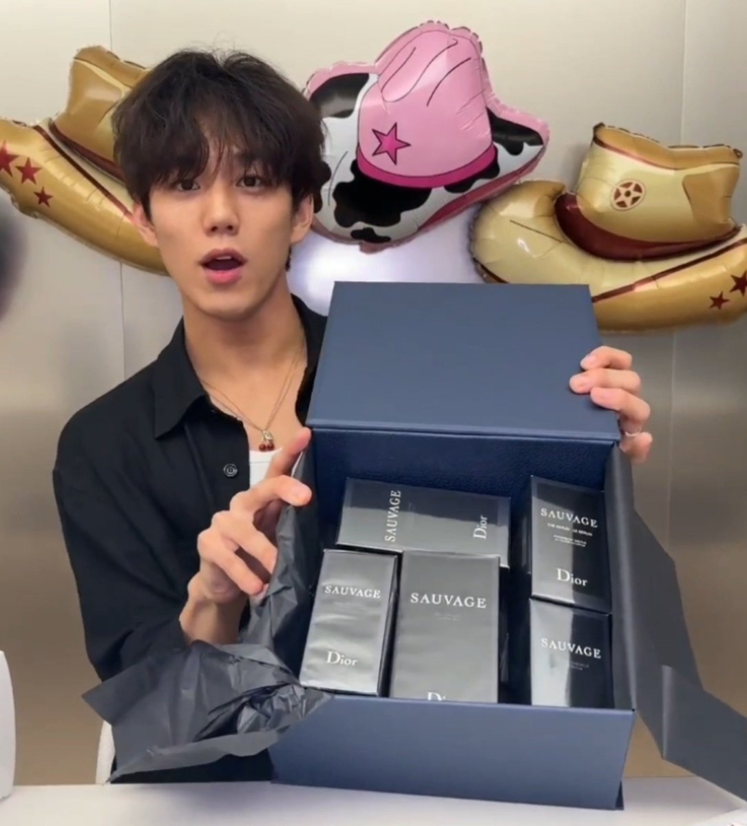 p1hits's tweet photo. intak received a birthday gift from dior beauty 🫶🏻

#P1Harmony #피원하모니 #인탁 https://t.co/iNv9Pj3FLl