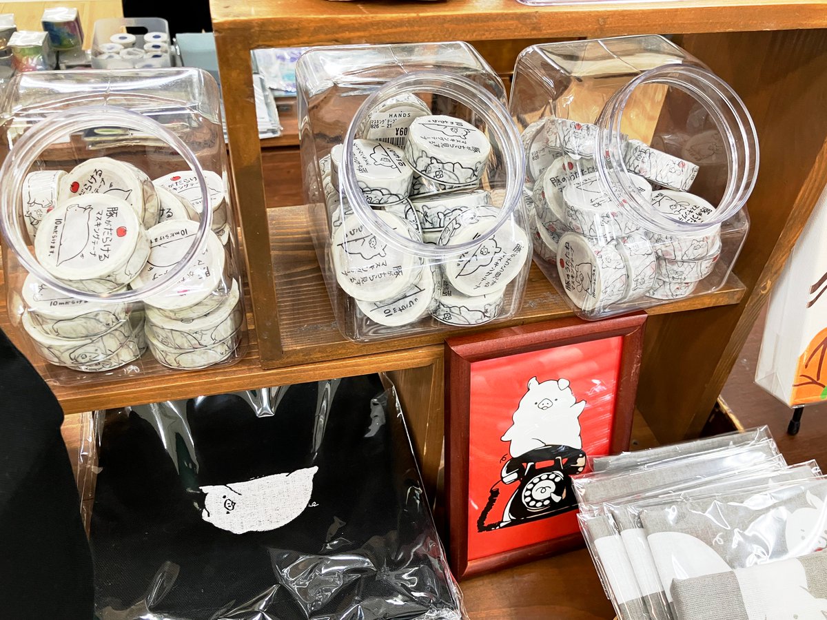maegami_27's tweet photo. ＼　名古屋にBUTA文具　／
なんと、ハンズ名古屋店さん閉店の1月11日まで文具売場にBUTA文具を置かせていただけることになりました✨
限定販売中の豚キャンバスも登場しております！期間中、新作や原画も置かせていただこうとたくらんでま��っぜひよろしくお願いします(੭ु´･ω･`)੭ु⁾⁾
＃文具日和 https://t.co/LYqfCWNJbB