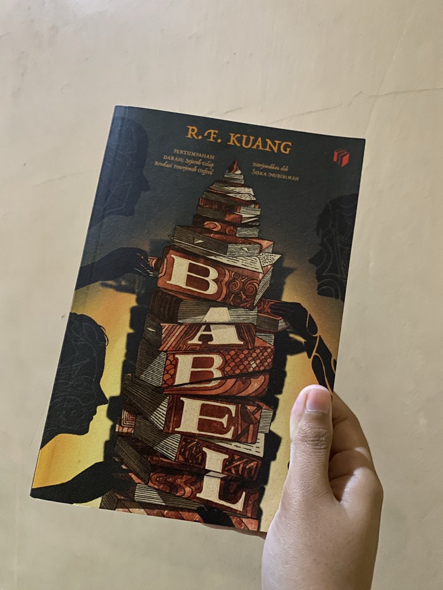 lailinurm's tweet photo. Babel bagus bgt!! Tapii world buildingnya agak lama jadi harus sabar baca, konflik baru kerasa setelah 100-200 halaman. Awalnya ragu buat nerusin karena not my cup of tea tapi ternyata setelah pertengahan baru dapet feelnya. Literally buku terlama yg kubaca karena butuh 5 bulan🤏🏻 https://t.co/J2xwdpI3qe