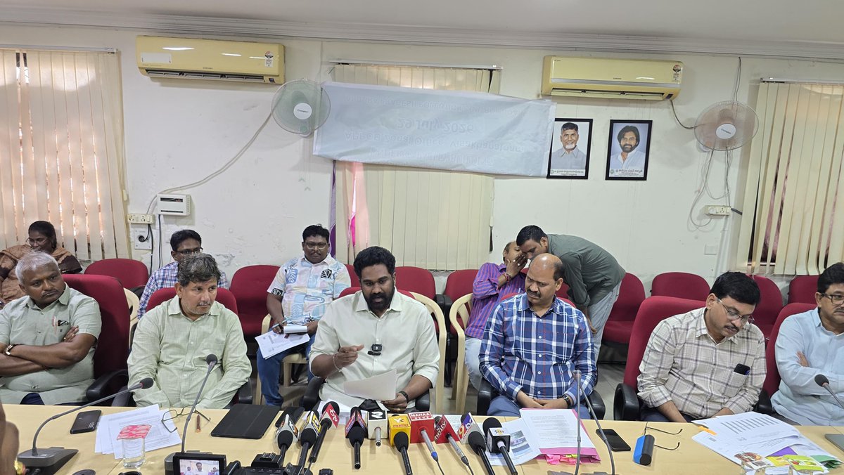 DrSandeepJSP's tweet photo. ఆంధ్రప్రదేశ్ పొల్యూషన్ కంట్రోల్ బోర్డ్ మెంబర్ డా. సందీప్ పంచకర్ల ప్రెస్ మీట్..

రాష్ట్రంలో పర్యావరణ పరిరక్షణతో పాటు పారిశ్రామికాభివృద్ధిని సమతుల్యం చేస్తూ ముందుకు వెళ్తున్నాం.

నవంబర్ 2025 నుండి ఆగస్ట్ 2026 వరకు విశాఖ AQI( ఎయిర్ క్వాలిటీ ఇండెక్స్) పారదర్శకంగా మీడియా ద్వారా ప్రజల ముందుకు తీసుకొస్తున్నాము. 

డిప్యూటీ సీఎం శ్రీ @PawanKalyan గారి నాయకత్వంలో పీసీబీ సరికొత్త కార్యాచరణతో ప్రజలకు మరింత జవాబుదారీగా పనిచేస్తోంది. 

​ఒకవైపు పరిశ్రమల అభివృద్ధికి సహకరిస్తూనే, మరోవైపు పర్యావరణానికి ఎలాంటి హాని కలగకుండా కఠిన నిబంధనలు అమలు చేస్తున్నాం.

​జీవీఎంసీ, పంచాయతీలు, మైనింగ్, పరిశ్రమలు, రవాణా, వైద్య-ఆరోగ్య శాఖ వంటి 6–7 శాఖలతో సమన్వయం చేసుకుంటూ కాలుష్య నియంత్రణ చర్యలు చేపడుతున్నాం.

విశాఖపట్నంలో కాలుష్య స్థాయిలను ఎప్పటికప్పుడు మానిటర్ చేస్తూ తగిన చర్యలు తీసుకుంటున్నాం.

పరిశ్రమల ఏర్పాటు, విస్తరణకు సహకరిస్తూనే పర్యావరణ సమతుల్యత దెబ్బతినకుండా పీసీబీ నిరంతరం పర్యవేక్షణ చేస్తోంది.

#APPCB