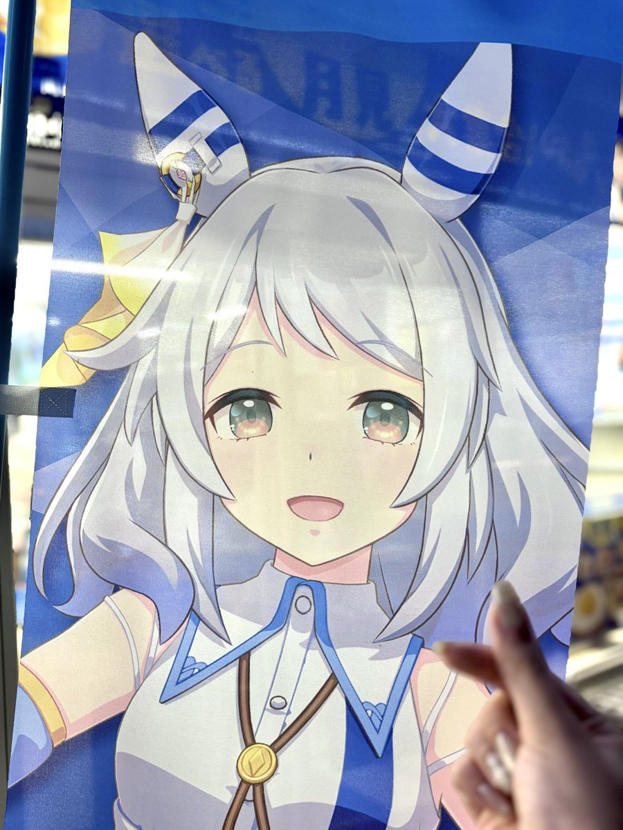 sakura__1212__'s tweet photo. 本日帰り道に、#ウマ娘 ローソンコラボのミラ子ちゃんに会いに行ってきましたー！✨️😋
おっきいミラ子ちゃん感動したし、ノーリーズンもいて楽しそうでした🩵

2枚目のお写真は、盛れる風が来るまでじっと待って撮影しましたよ📸 https://t.co/Mg7DGEddiF