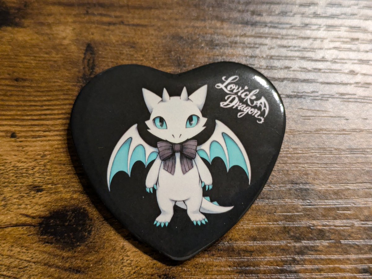 DatsusaraMujin's tweet photo. @LovickDragon 
今久しぶりにポストを見に行ったら、購入したハート型の缶バッジが！！
ここ数日疲れててポスト見ずに帰宅してたんだけど、いつから入ってたんだ・・・？ﾙｲｼさん、ほんとすみません🙇
とってもかわいいので、うちの色々飾ってるコーナーに飾りたいと思います！！ https://t.co/SoNDLMTeVD