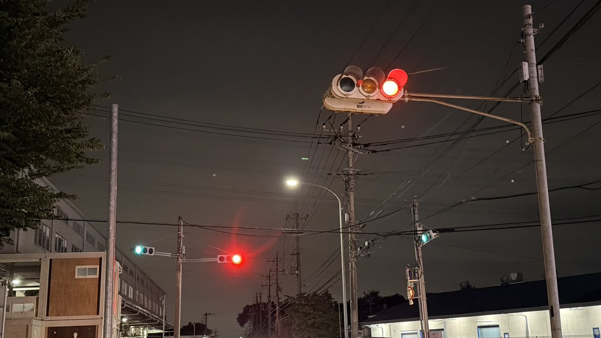 TJ51006's tweet photo. 狭山市上赤坂 (赤坂ゴルフ近く)

両面を残し他の3基は電材低コストに更新確認！ 小糸非濃色の縦型はとうとう狭山署から消滅する寸前です！
#信号機 #狭山市 https://t.co/Ti7qWIc8FG