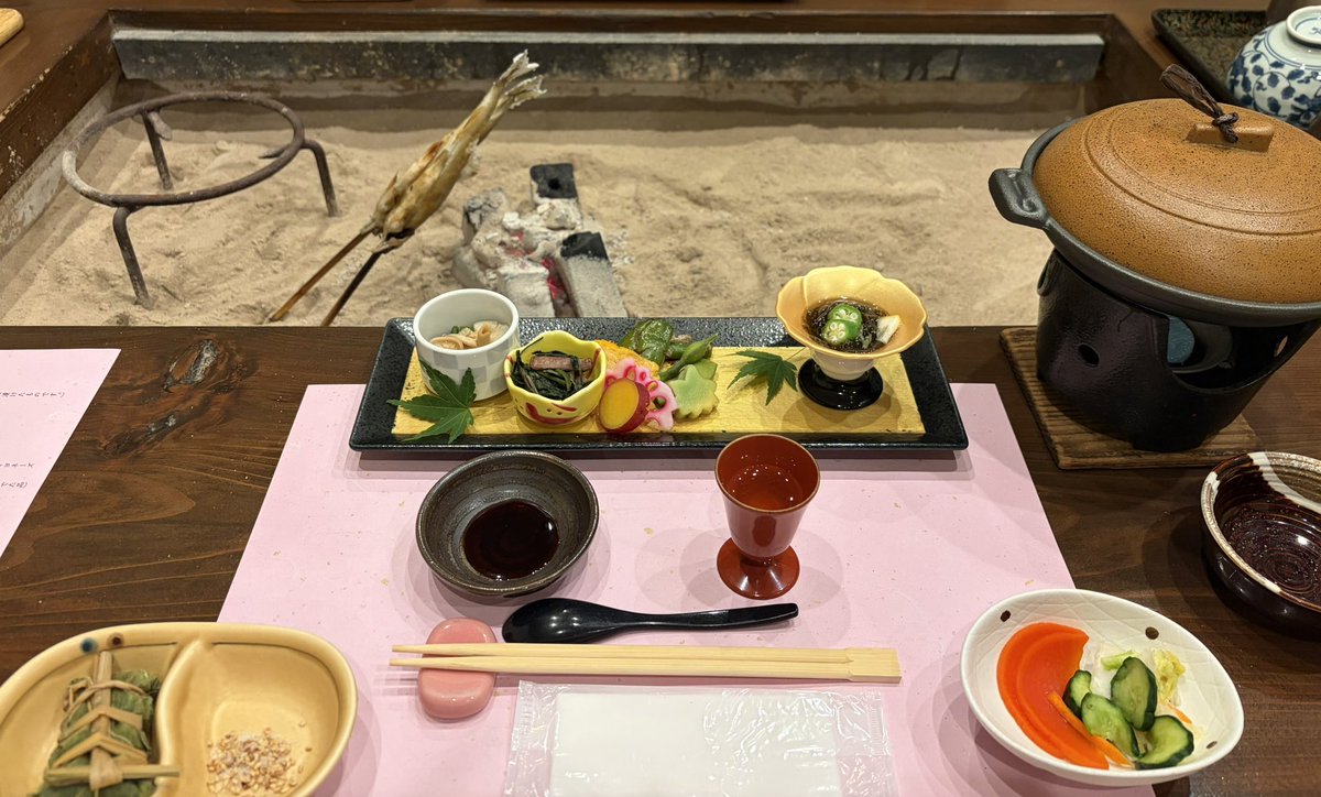 novel_orange's tweet photo. この夏はかっちょいいSLに乗ったり、とびきり美味しいうなぎを食べたり、スペクタクルな演劇を観たり、日本の夏のイデアみたいな土地で囲炉裏を囲んだりしていました。とても楽しい夏です🌟 https://t.co/k1e54c6Kz4
