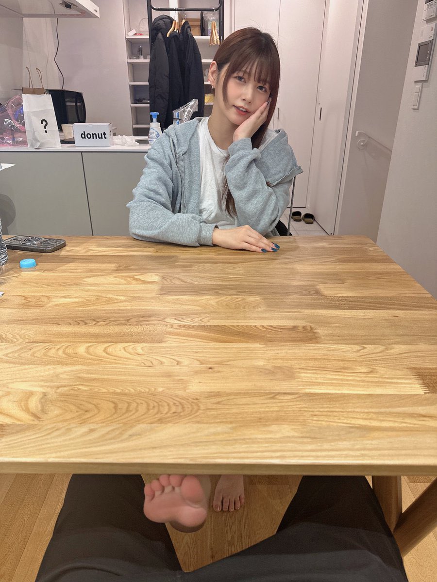 EllenKiim_'s tweet photo. FC初の〇〇動画
見てくれないと踏んづけちゃうから❤️‍🔥🦶 https://t.co/XcVHjEIfOC