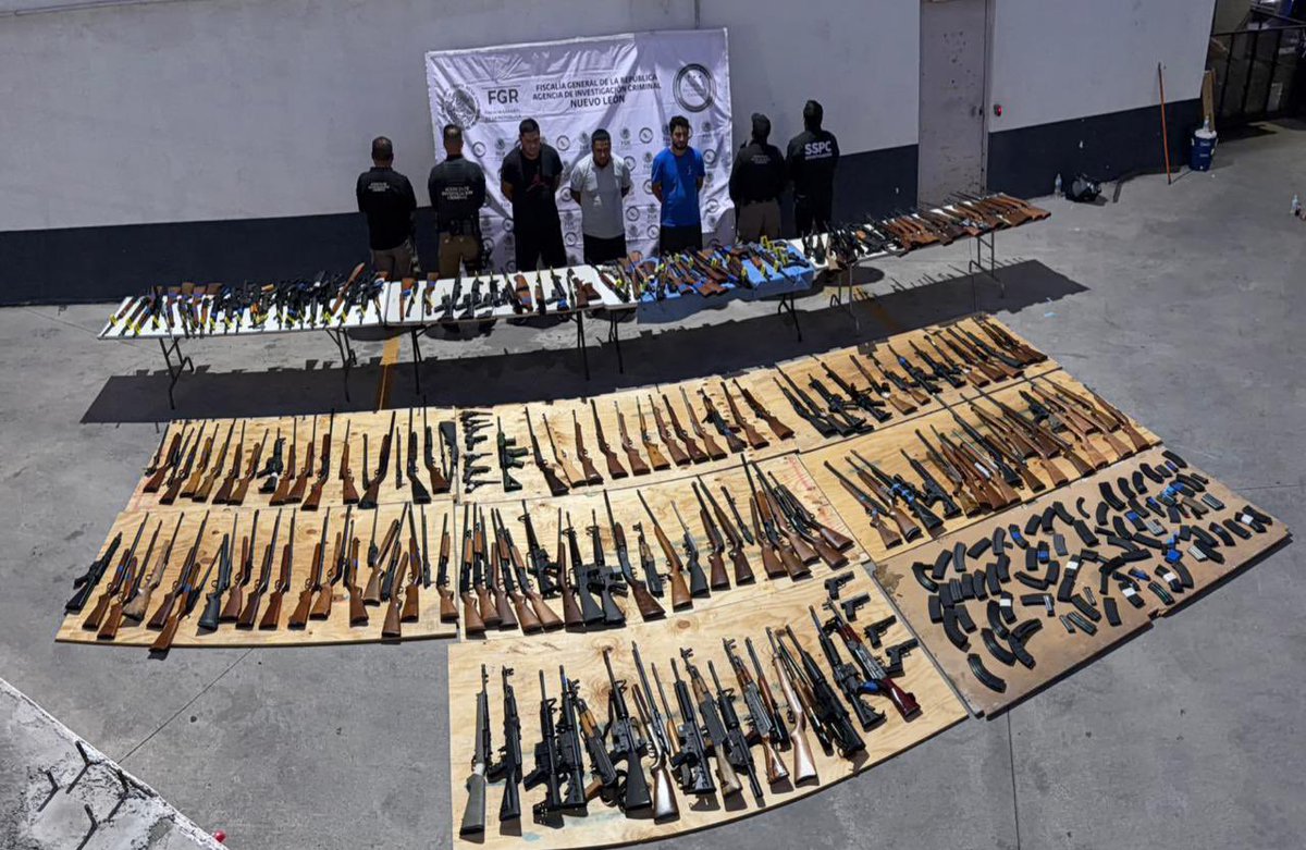 OHarfuch's tweet photo. En Sabinas Hidalgo, Nuevo León, elementos de la Agencia de Investigación Criminal de la @FGRMexico, en coordinación con @Defensamx, @SEMAR_mx, @SSPCMexico y @GN_MEXICO_, detuvieron a tres personas que transportaban desde Texas, Estados Unidos, un arsenal de alto poder destinado a grupos criminales en México.
Durante el operativo, realizado sobre la carretera Nuevo Laredo–Monterrey, fueron aseguradas 210 armas de fuego: 195 armas largas y 15 armas cortas, además de cargadores. 
Esta acción fue resultado de labores de inteligencia e investigación para identificar y desarticular las rutas utilizadas para introducir ilegalmente armas a nuestro país.

Con este aseguramiento suman más de 30 mil armas de fuego decomisadas durante el gobierno de la presidenta @Claudiashein. Son más de 30 mil armas que ya no llegarán a manos de los cárteles ni serán utilizadas para generar violencia en México.
La responsabilidad compartida exige frenar el tráfico de drogas hacia Estados Unidos, pero también detener, con la misma firmeza, el flujo de armas de Estados Unidos hacia México.