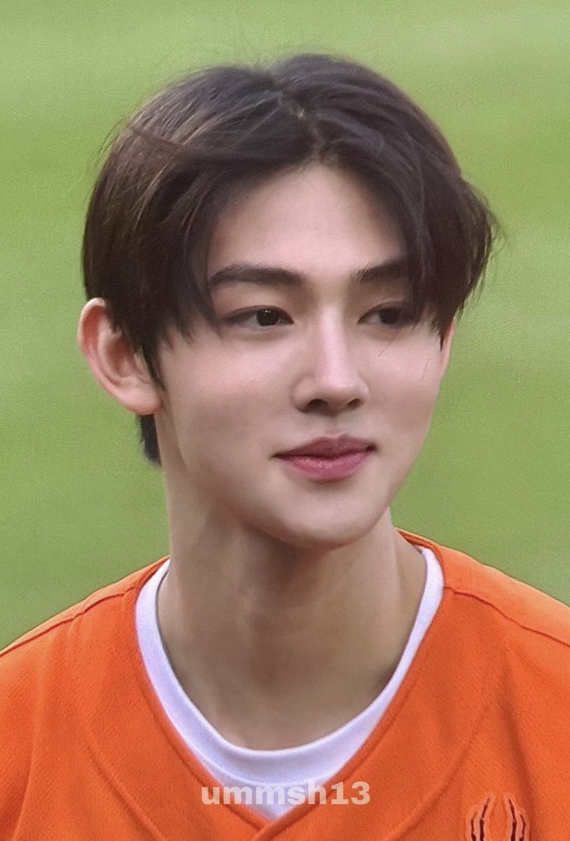 acaijoahae's tweet photo. kalian pls pahami aku… di sini seonghyeon cantik banget, mukanya tuh kecil, pipinya chubby &amp; sedikit pink, hidungnya mancung banget, matanya juga cantik banget… mana hair down bikin tambah cantik… beneran dia tuh ya MALAIKAT BGT DI SINI AKU NANGIS😭♥︎ https://t.co/OouA6ohdWv