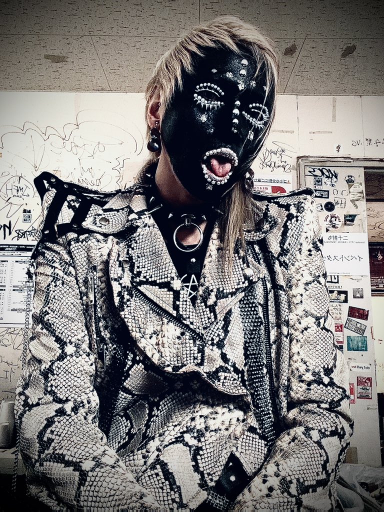 Ryoga_britannia's tweet photo. 二十討ちツアーファイナル、リキッドルームありがとうございました。

愛しかないな。

死ぬほど愛してるわ。

KNOT INVISIBLE
1 ANOTHER
2 NEW ANSWER
3 BAD EVIDENCE
4 困惑
5 Lost in Static
6 虚構ノ黙示録
7 見知らぬ害虫
8 ブルータルモダン
9 埋葬
10 千年ノ色彩
11 HUMAN ANALOGY with 亡者達 https://t.co/lnnmaa5k5W