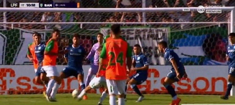 ilcapitano_I0's tweet photo. Banfield "El único equipo al que se le aplica el reglamento" (en contra)

✅ Agarrar de la remera lejos de la pelota - Penal y roja
✅ Tapar "visión del arquero" en un gol al ángulo de afuera del area
✅ Invadir "un paso" en penal
✅ Offsides milimétricos https://t.co/42SqpSTbmd