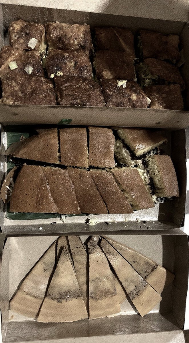 DALAMPILU's tweet photo. MENDUDUKKAN DIRI di depan gedung District : 99, lebih tepatnya di Pos Satpam sembari membawa cemilan banyak. 

“Asupan gorengan, martabak sama kopi ada di Pos Satpam! Siapa yang mau ngambil? Sini. Ditunggu sampai pagi! Kita parti!”

Pesan tersebut dikirim di grup setelahnya. https://t.co/kwV5zO8IqN