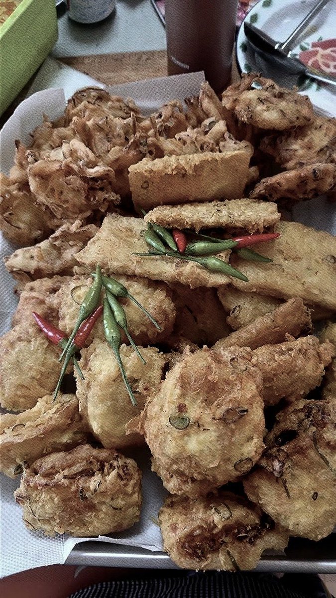 DALAMPILU's tweet photo. MENDUDUKKAN DIRI di depan gedung District : 99, lebih tepatnya di Pos Satpam sembari membawa cemilan banyak. 

“Asupan gorengan, martabak sama kopi ada di Pos Satpam! Siapa yang mau ngambil? Sini. Ditunggu sampai pagi! Kita parti!”

Pesan tersebut dikirim di grup setelahnya. https://t.co/kwV5zO8IqN