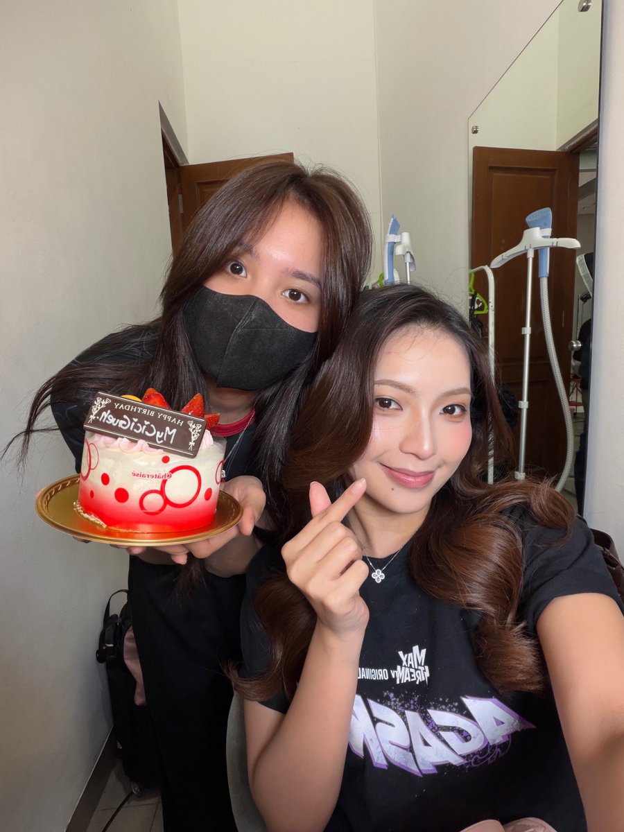 _zeeasadel's tweet photo. nyamperin bday queen agar supaya sehingga tidak pundung 🤍 https://t.co/Nv3iE4OPP0