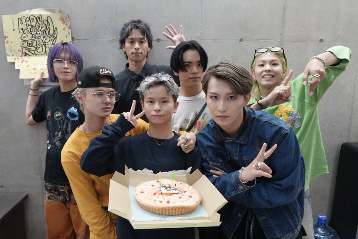 _KID_PHENOMENON's tweet photo. 本日8/31は
#鈴木瑠偉 の19歳の誕生日ということで…

キドフェノみんなで瑠偉をお祝いしました❤️‍🔥🎂

皆さんたくさんのお祝いメッセージもありがとうございます✨

#鈴木瑠偉19歳おめでとう 
#KIDPHENOMENON https://t.co/iYKuyArrjR