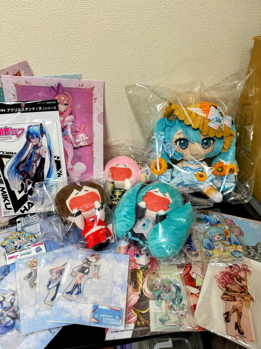 base_outsider_s's tweet photo. マジカルミライ終わってゲンジツツライ状態である。今日は初音ミク生誕祭でからうじて正気を保っている状態である。戦利品を眺めて気持ちを落ち着かせる https://t.co/BLwuxL98sN