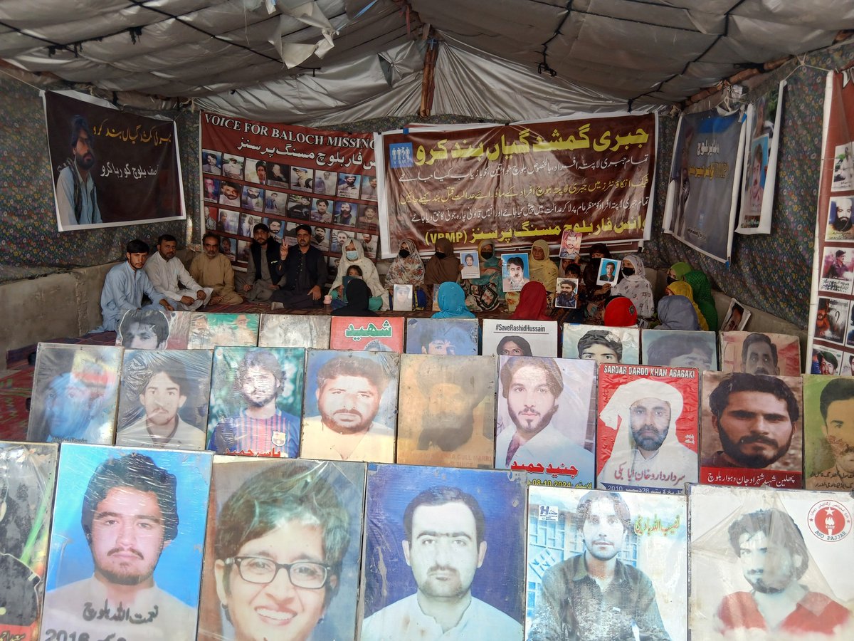 VBMP5's tweet photo. بلوچستان میں جبری گمشدگیوں کے خلاف VBMP کا کوئٹہ پریس کلب کے سامنے احتجاجی کیمپ 6243ویں روز میں داخل۔ 

لاپتہ افراد کے لواحقین اور مختلف مکاتبِ فکر کے افراد نے شرکت کی۔ 

چیئرمین نصراللہ بلوچ نے جبری گمشدگیوں کے خاتمے اور لاپتہ افراد کی فوری بازیابی کا مطالبہ کیا۔ https://t.co/zU79nfRVEs