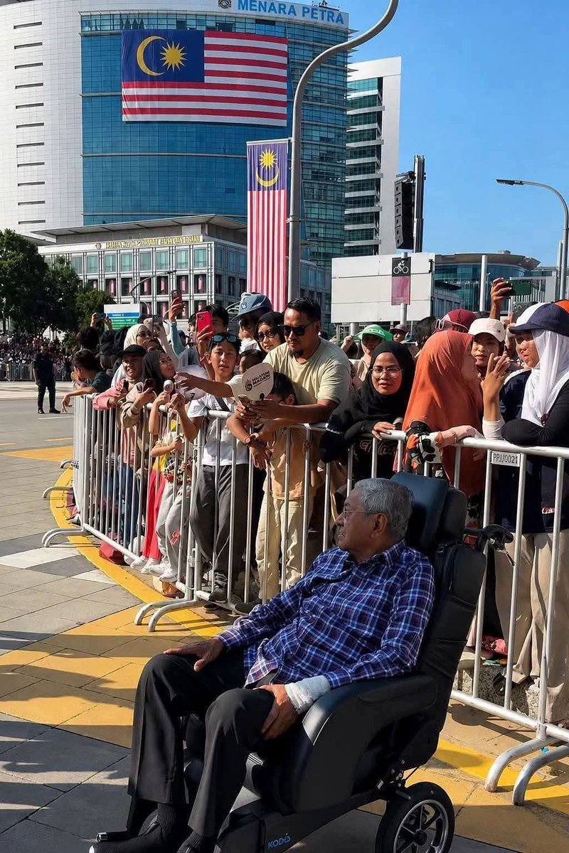 FaktaBukanAuta's tweet photo. 📢 Gamak bagi Tun M dok tengah panas, kenapa tak bagi seat vvip?

Ini Pengerusi Jawatankuasa Kerja Sambutan Merdeka jawab -

Jika mana² mantan PM nak join, amat dialu-alukan tapi pejabat mantan PM kenalah buat permohonan sebab amalan sejak 2018 lagi permohonan tidak secara auto.

Dalam masa sama Urusetia tak jangka Tun M nak hadir sebab dari 28-31 Ogos 2026 sepatutnya Tun M ada di luar negara utk berehat.

Kemudahan rehat pun dah diluluskan dari awal oleh PMO. ✅