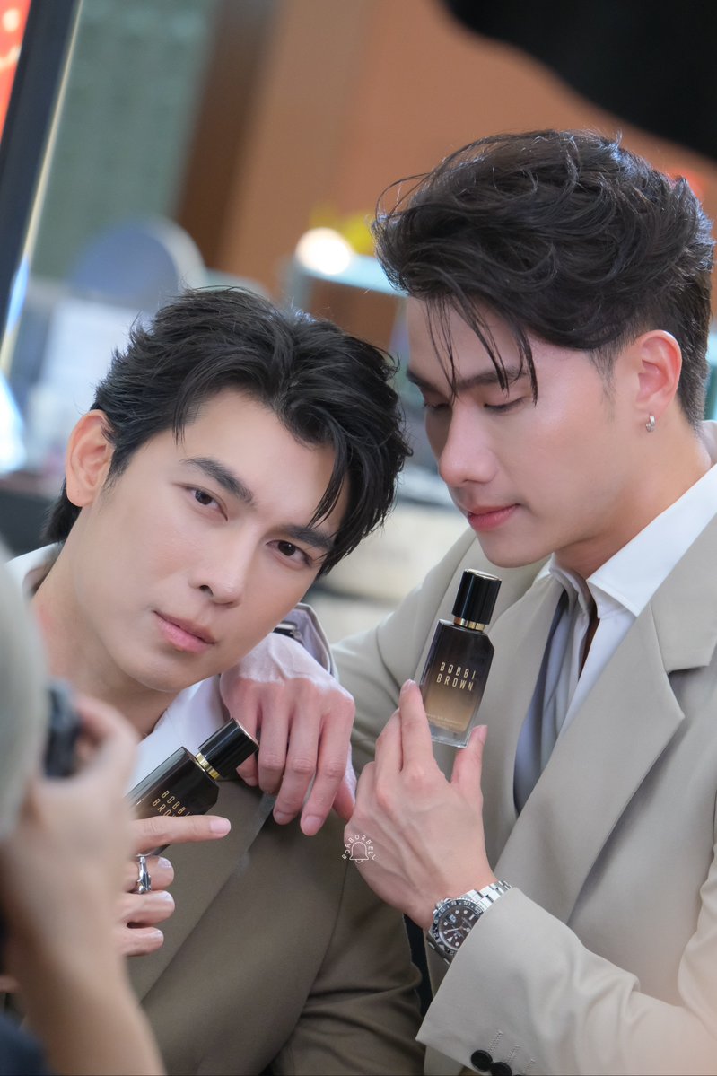 borborbell's tweet photo. นิตยสาร คู่สร้าง คู่สม

MEWTUL SERUMSILK

#MewTul #มิวตุลย์
@MSuppasit #MewSuppasit
@octotul #Tul_Pakorn
#BobbiBrownTHxMewTul
#รูปของบบ https://t.co/gN16QAPonJ