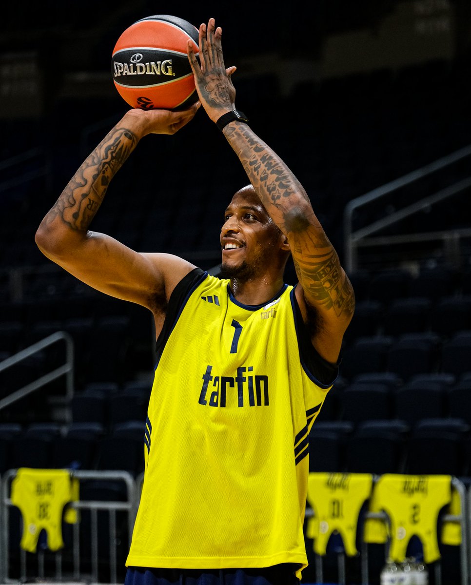 FBBasketbol's tweet photo. Günün idmanından kareler. 📸

#YellowLegacy https://t.co/7uWnT4zxY9