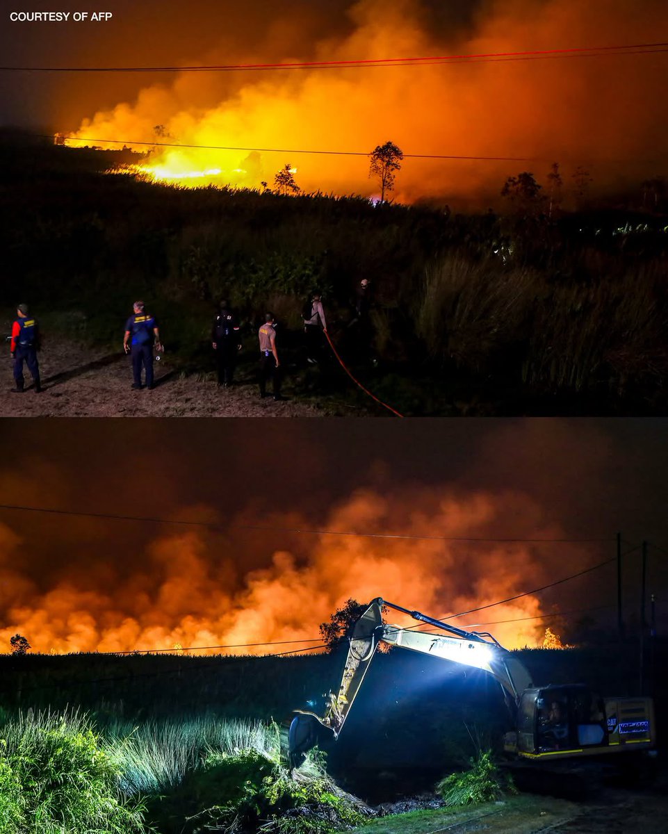 BtsarmyPeduli's tweet photo. Pak buk, tolong mereka, buat percepatan agar pembakaran tidak melebar, ibu ini menyelematkan motor namun api sampai ke pemukiman warga. 14 orang diselamatkan

Pray For Indonesia - Kalimantan
https://t.co/o42xKCGgty

#ArmyIndonesia #Karhutla #PrayForKalimantan #Darurat #BTS https://t.co/cixlcoxntg