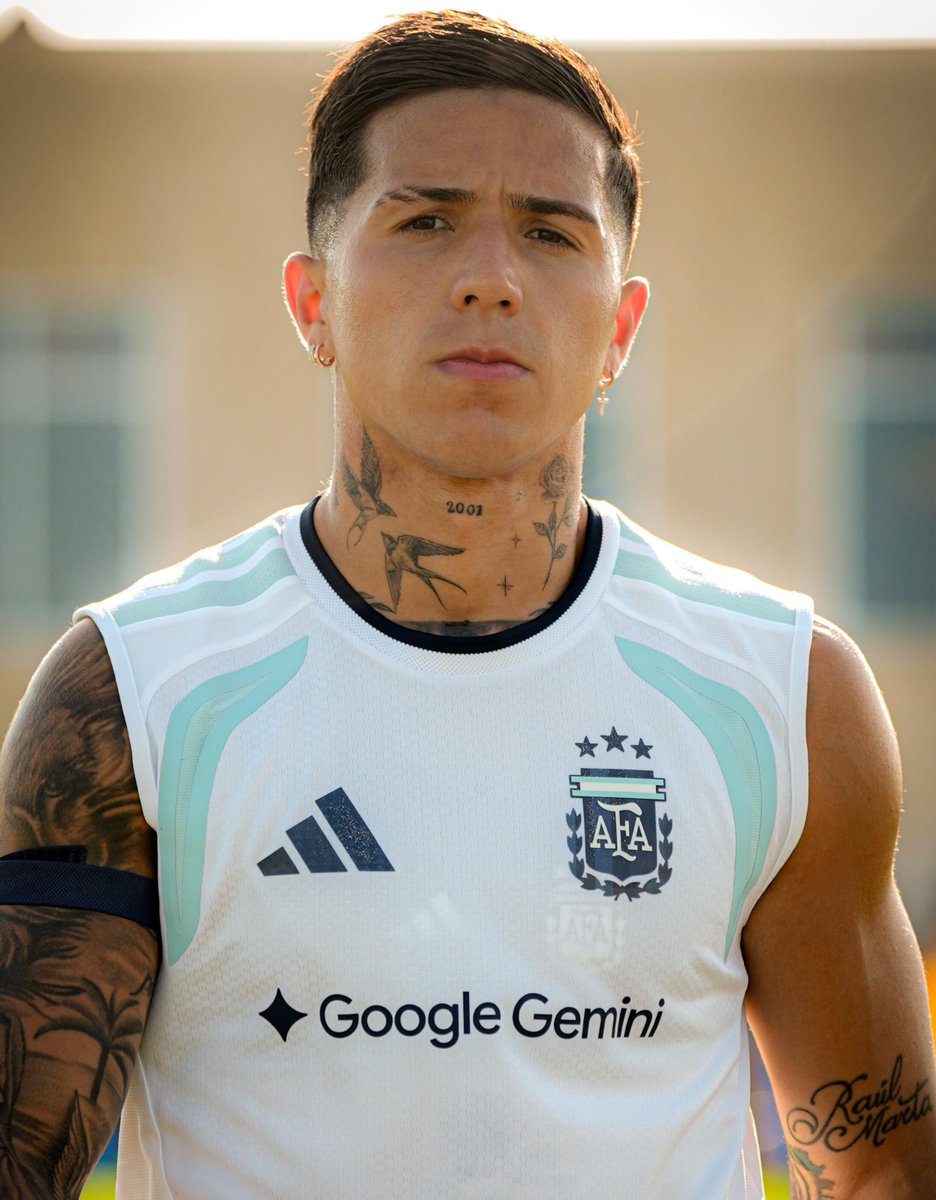 bookssmel's tweet photo. 1ra foto - llegando a concentrar para el mundal, cuello limpito

2da foto -  segundo dia cocentrando, cuello todo chuponeado 😏

3er foto - el culpable https://t.co/MtVXxLKTAD