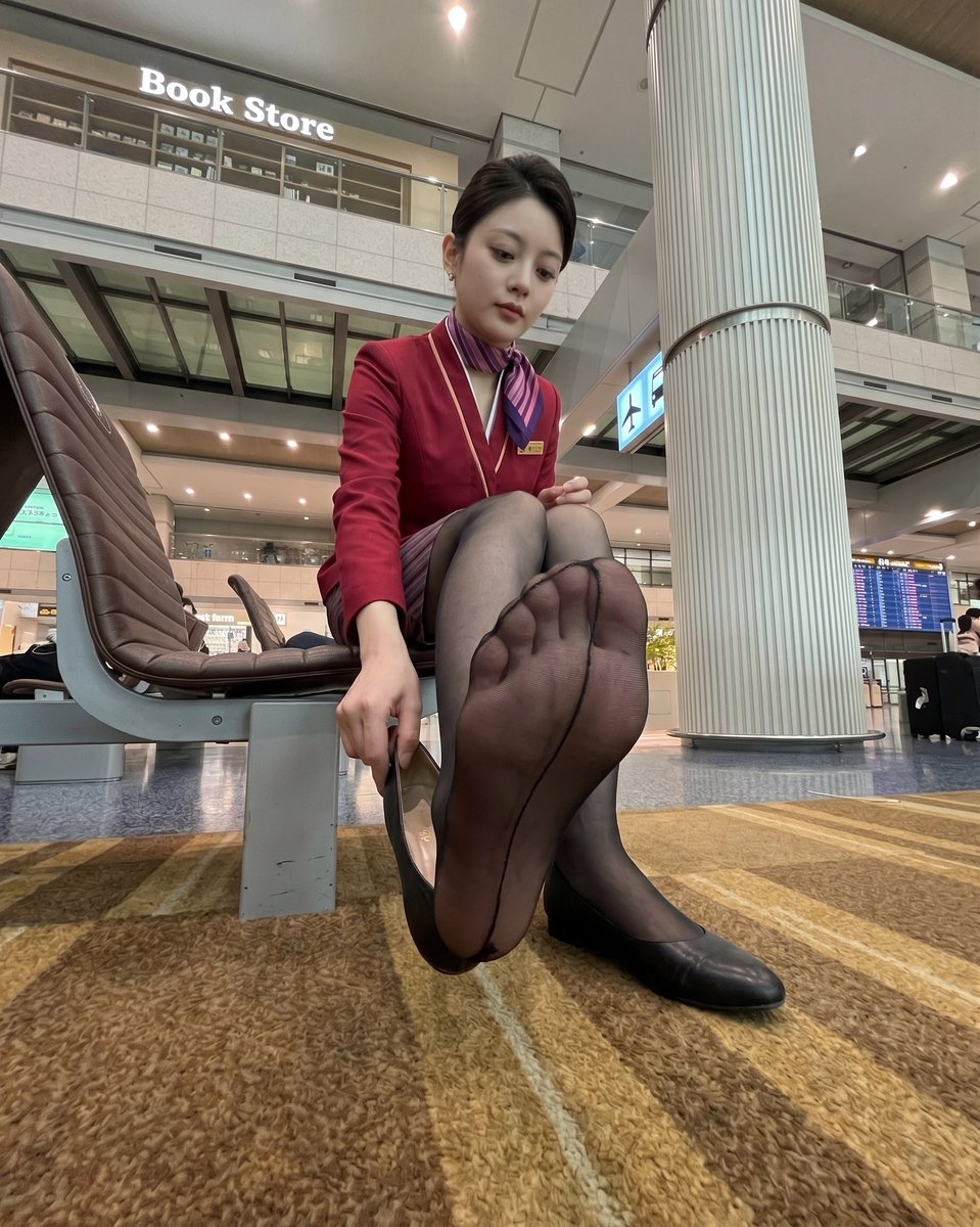 CodeRed2319's tweet photo. 连飞12小时，脚痛到感觉不属于自己。刚进候机厅，第一件事就是悄悄把鞋脱了，让裹在丝袜里的脚趾透透气……这一刻，体面什么的真的顾不上了😭✈️ https://t.co/EbWTnPFlgd