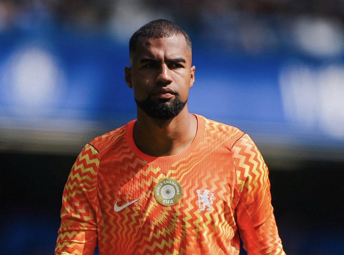 FabrizioRomano's tweet photo. 🚨🔵 EXCL: Como are one of the clubs assessing Robert Sánchez as goalkeeper option as Tornqvist is joining Monza.

Sánchez can leave Chelsea and several clubs are exploring move conditions.

Como priority remains a striker then will assess goalkeeper options. https://t.co/3qNdf5HoR5
