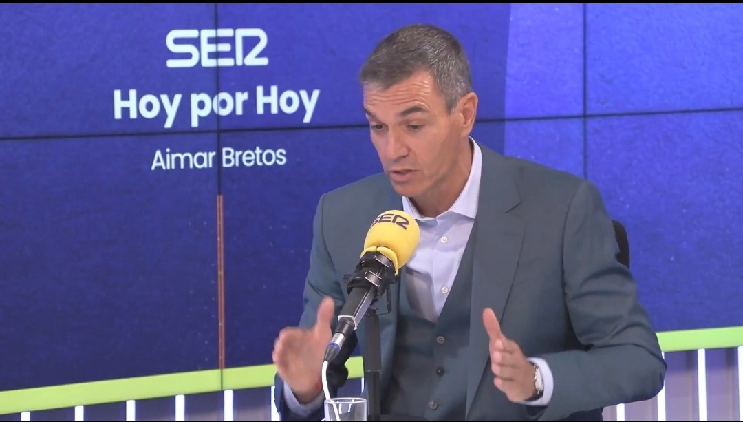 elpaquito_2's tweet photo. - Son gente estupenda, todos van a ser alumnos del máster de mi mujer, y mi hermano les va a dar clase de flauta dulce. https://t.co/VtjQ4qRBM5
