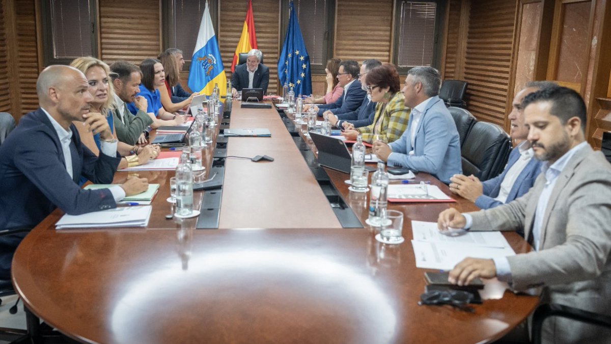 VicepresiCan's tweet photo. ➡️ El vicepresidente y consejero de Economía, Industria,
Comercio y Autónomos del Gobierno de Canarias, @manueldominguez_pp, participó hoy en la sesión del Consejo de Gobierno celebrada en la Sede de Presidencia de Las Palmas de Gran Canaria. (+) https://t.co/Ch5wliVZU8