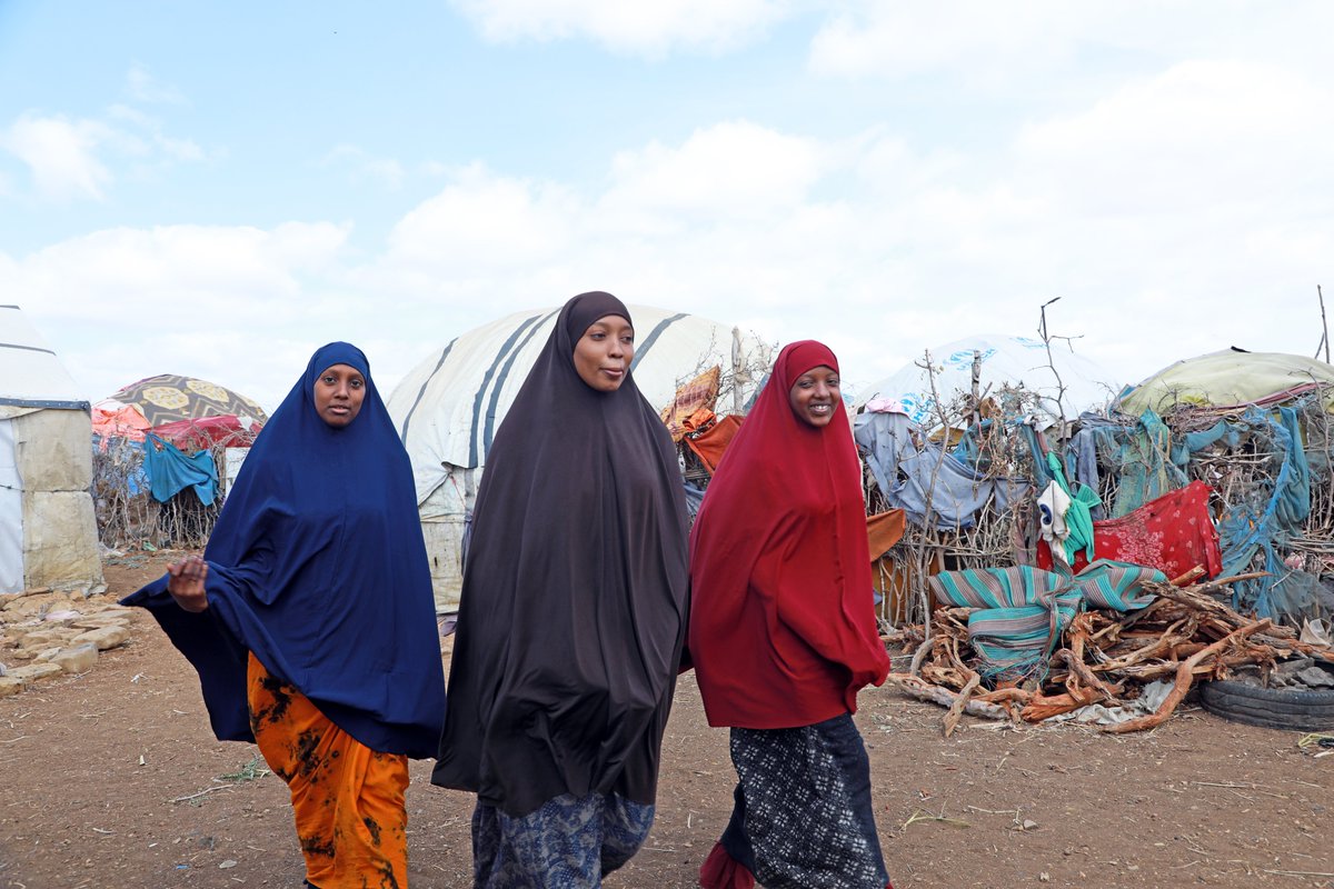 PlanInt_ES's tweet photo. Aisha, Munira y Hibo caminan horas para conseguir agua en #Somalia, expuestas al acoso por el camino.
En los Centros de Primera Respuesta de Plan International en #Baidoa reciben atención psicosocial y pueden seguir estudiando.
https://t.co/81MSsm6xrz https://t.co/EP8CXBMbIH