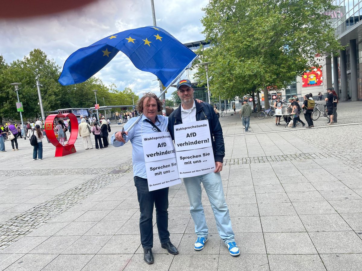 Sunnymica's tweet photo. Tag 11 der #HenryMichaelWahlreise. Magdeburg. Türülü. 🐦 Denn heute gibt’s mal etwas, das tatsächlich Hoffnung macht:
Henry und Michael ist nämlich in den vergangenen zwei Tagen etwas gleich dreimal passiert:

Junge Leute erzählen ihnen, dass sie früher ziemlich AfD-begeistert waren – bis sie irgendwann ins Grübeln geraten sind.

Einer heute, ungefähr Mitte 20, sagte sinngemäß:
Er habe Videos von @vollmarcant1 und anderen YouTubern gesehen - und plötzlich hatte die Birne WLAN.💡☝️

Die Fragen, die dort gestellt wurden, seien genau die richtigen gewesen.
Und er habe sie aus AfD-Sicht nicht beantworten können.
Seitdem sei er, wie er selbst sagte, „kuriert“.

Henry war davon ziemlich begeistert. Vor allem, weil es eben nicht bei dieser einmaligen Aussage blieb.

In den vergangenen zwei Tagen haben ihnen gleich drei junge Leute erzählt, dass sich ihre frühere AfD-Haltung durch solche Videos verändert habe.

Deshalb möchte @HenryLindo123 ausdrücklich das hier weitergeben:

Danke, @vollmarcant1. 🙏✊

Henry und Michael erleben gerade auf der Straße, was solche politische Arbeit im Netz bewirken kann.
Nicht bei jedem.
Aber offenbar bei mehr Leuten, als man manchmal denkt. 
#HenryMichaelWahlreise #SchauHinWenDuWaehlst #SachsenAnhalt #Marcant