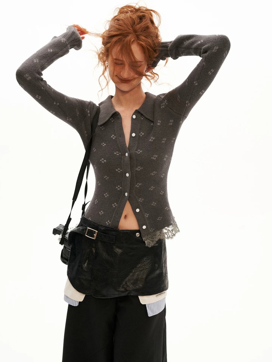 ManusxMachina's tweet photo. Floral Lace-Trim Knit Polo Cardigan 
https://t.co/FtQqja5wkC 
可憐な小花模様を散りばめた、襟付きニットカーディガン。身体のラインに沿うコンパクトなシルエット。長めに仕立てた袖が手元を華奢に見せ、ヴィンテージガーリーな可憐さを醸し出しています。 https://t.co/gcUqRZth5V