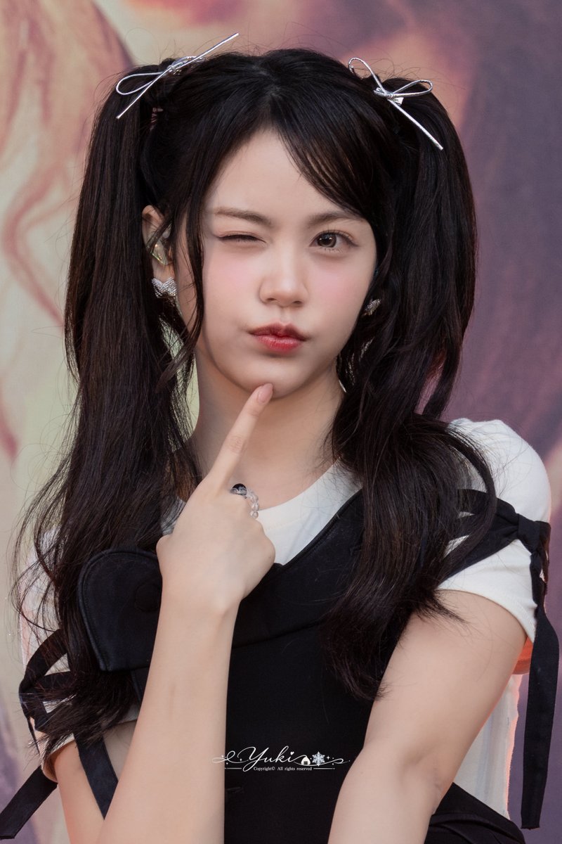 im_not_aerichan's tweet photo. 🩵#828の日🌴

カルメンちゃんを好きになったきっかけは、あるオフラインイベントでした。まるでポカポカの太陽のように温かく輝く笑顔で、一人ひとりのファンと真摯に向き合う姿がとても魅力的で、気づけば私もその眩しい対応にたくさんのパワーと元気を貰い、心からカルメンちゃんのファンになっていました🌴☀️

今では海外公演にも足を運ぶようになり、カルメンちゃんが重ねてきた努力の成果や日々の成長、そして何事にも全力で挑む姿を一番近くで見守ることが、私の人生の一つの楽しみです。特に、2026/8/27のKWDA Female Solo Popularity Awardを現地で見届けられたことは、一生の宝物です。ステージの上で誇らしく輝くカルメンちゃんを直接お祝いすることができて、心から幸せでした🥹🩵

アイドルという道を進む中で、時には壁にぶつかったり、大変な思いをしたりすることもあるかもしれません。でも、どんなときもカルメンちゃんの後ろには、かけがえのないメンバーと、世界中で温かく見守るハチュがついているので、これからもカルメンちゃんらしく、笑顔で楽しく活動を続けていってね。

これからも変わらず、ずっとずっと応援しています。
カルメンちゃんという素晴らしい存在に出会えて、毎日は幸せです。生まれてきてくれて、アイドルになってくれて、本当にありがとう😭😭😭🩵🩵

#Hearts2Hearts #하츠투하츠 #H2H #S2UJAPAN #CARMEN #카르멘 #カルメン