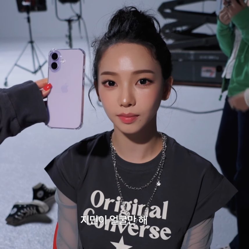 airinayuu's tweet photo. ถามว่าชีหน้าเล็กแค่ไหน ดู Iphone17 เท่าหน้าคาริน่าเลย หน้าเล็กมากกก 🥺🤲🏻 https://t.co/5MpQAOuLNC