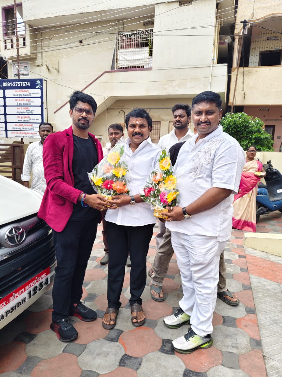 DGovindReddy10's tweet photo. విశాఖ... గాజువాక 

 VTR కన్వెక్షన్ ఓపెనింగ్ కార్యక్రమంలో పాల్గొన్న శాఖ నగర EX -డిప్యూటీ మేయర్ దల్లి గోవిందరెడ్డి రెడ్డి గారు
 గాజువాక నియోజకవర్గం కైలాష్ నగర్ కనితి రోడ్ లో గల VTR కన్వెన్షన్ ఓపెనింగ్ కార్యక్రమంలో ముఖ్య అతిథిగా EX -డిప్యూటీ మేయర్ దల్లి గోవిందరెడ్డి గారు పాల్గుని తన చేతుల మీదగా రిబ్బన్ కట్ చేసి ఓపెన్ చేయడం జరిగింది
 ఈ కార్యక్రమంలో పాల్గొన్నవారు వి టి ఆర్ కన్వెన్షన్ నిర్వాహకులు వారి కుటుంబ సభ్యులు, కూటమి నాయకులు తదితరులు పాల్గొన్నారు @APDeputyCMO @JanaSenaParty @JSPShatagniTeam @JSPVeeraMahila @maheshkambala1 @mnadendla @PawanKalyan @NagaBabuOffl